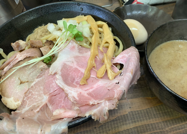 「濃厚魚介肉つけ麺(煮卵)」@ムゲン堂の写真