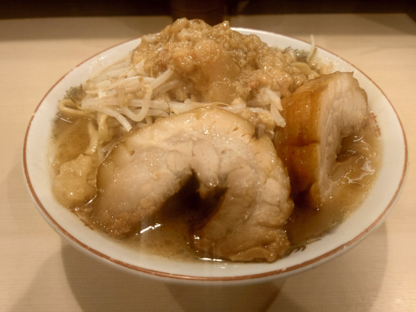 「小ラーメン豚マシ 野菜 ニンニク アブラ」@鷹の目 蒲田店の写真