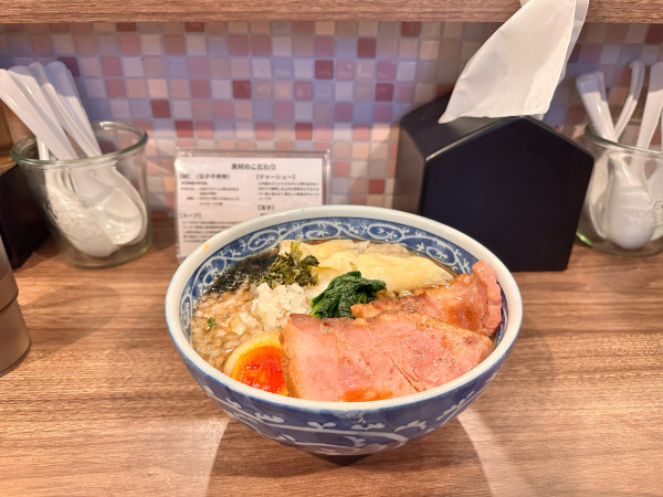 「ワンタン生姜しょう油ラーメン（手揉み麺）」@NOODLEパドルの写真