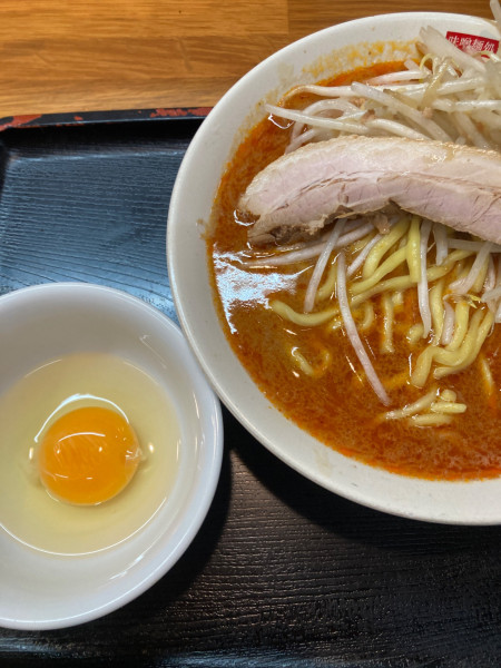 「辛味噌ラーメン、生卵」@味噌麺処 花道庵の写真