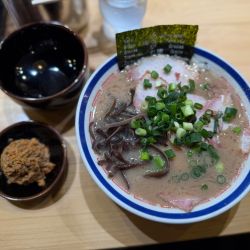 叉焼麺(ばりかた)1330円＋赤オニ250円＋無料券替玉
