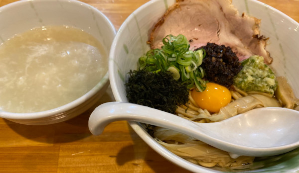 「【限定】醤油麹味噌まぜそば　スープ付き　１３５０円」@川の先の上の写真