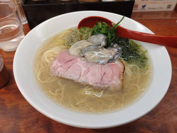 「限定　牡蠣そば＋麺大盛＋牡蠣のコンフィ」@三馬路 東京店の写真
