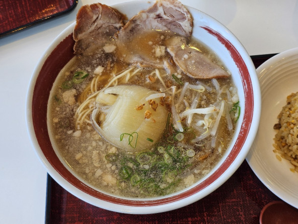 「淡路玉ねぎの味わい醤油ラーメンミニ炒飯セット1460円」@ラーメン 尊の写真