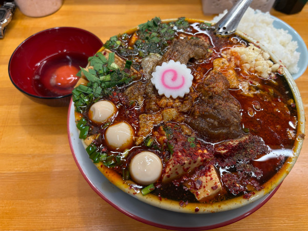 「旨辛痺麺　辛口　まさお　ポン玉」@らーめん 護什番の写真