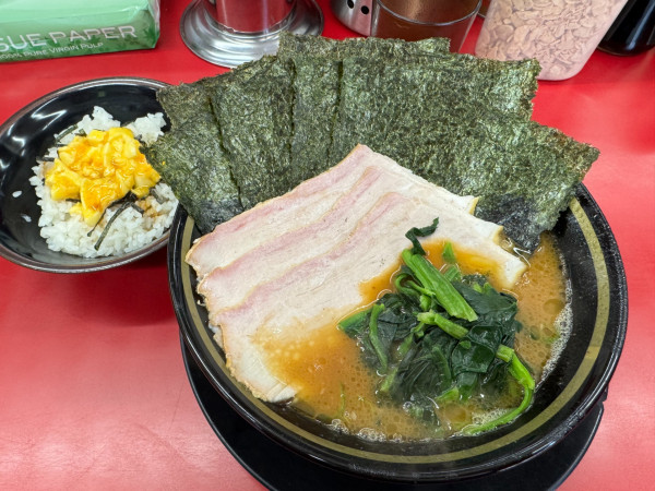 「チャーシューメン（３枚）＋海苔追加」@家系ラーメン 王道家の写真
