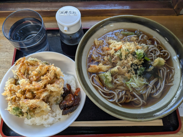 「かけそば+かき揚げ丼（小）720円」@そば処 あさひの写真