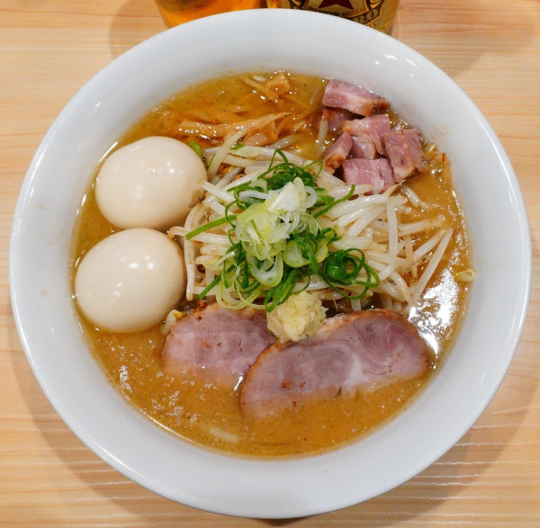 「味噌らーめん(麺少なめ)＋味玉W＋もやし＋ビール(中瓶)」@三ん寅の写真