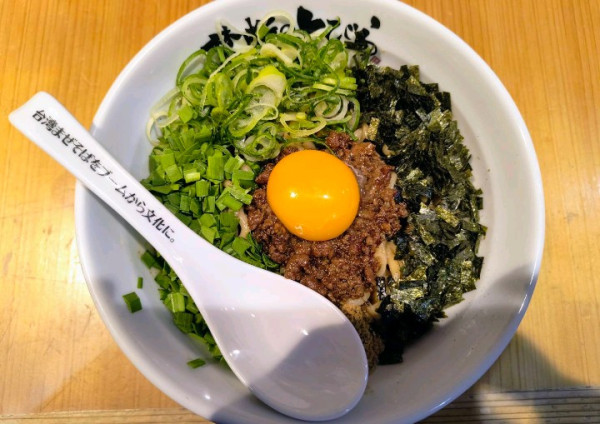 「看板の台湾ませそば チーズ」@禁断のとびら 池袋店の写真