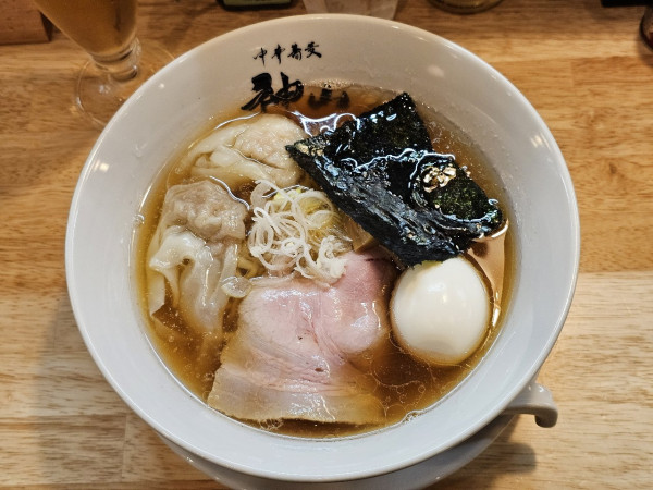 「味玉醤油そば＋ワンタン　1050＋200円」@中華蕎麦 神山の写真