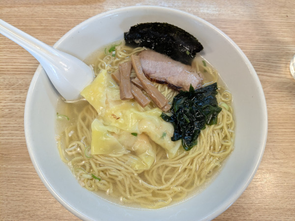 「海老ワンタン麺•塩1050円（麺セット。半チャーハン付）」@麺飯厨房 青葉台の写真