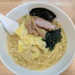 海老ワンタン麺•塩1050円（麺セット。半チャーハン付）