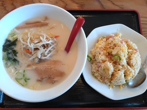 「豚骨ラーメンとニンニク炒飯セット ￥980」@寧海飯店 一号店の写真