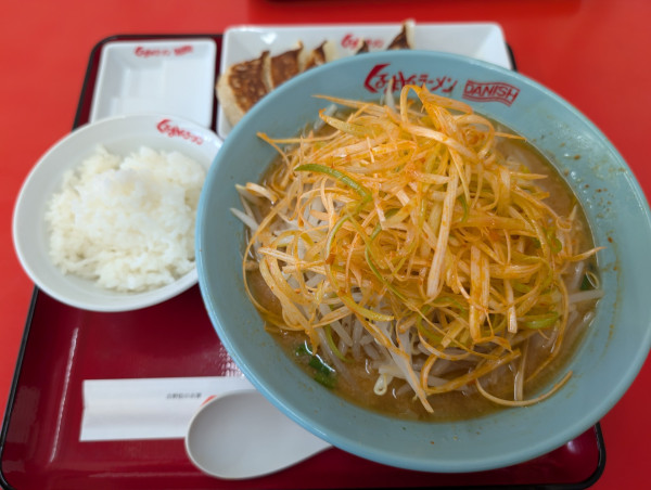「ねぎ味噌ラーメン ＋もやし ＋半ライス＋餃子」@くるまやラーメン 鹿浜店の写真
