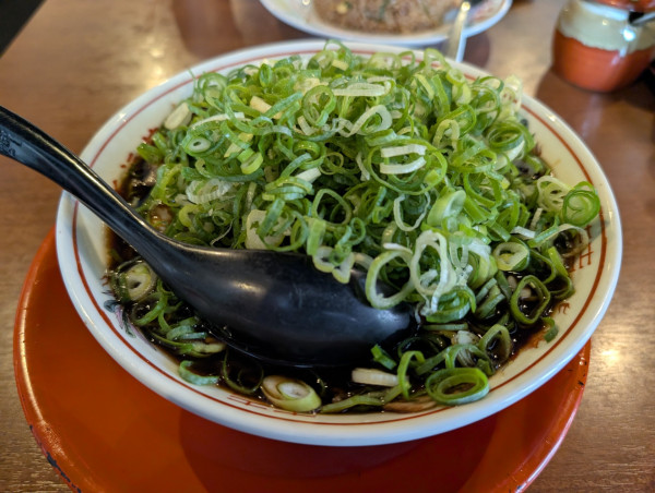 「中華そば(並)にネギ多めトッピング＋焼きめし(並)」@新福菜館 浜松町店の写真