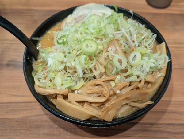 「みそめんまらーめん(背油普通)＋もやし大盛り」@こってりらーめん なりたけ 池袋店の写真