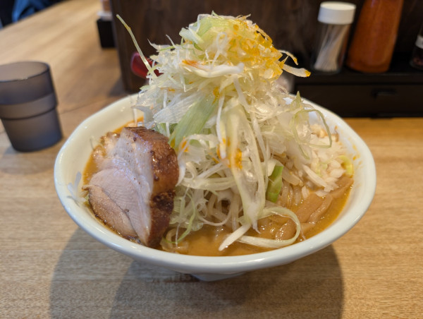 「ネギ辛味噌らーめん(1,250円)＋麵大盛(150円)」@萬馬軒 橙 池袋店の写真