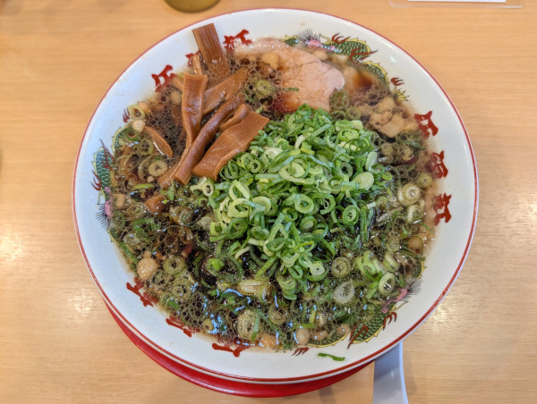 「背油黒醤油メンマラーメン(並)＋国産青ネギ」@伍福軒 池袋西口店の写真