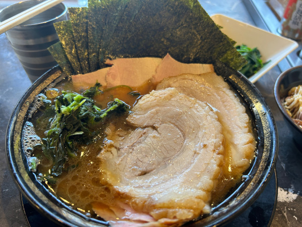 「チャーシューメン　バラ2    のり　生ほうれん草　カタコイオオ」@家系ラーメン がくの写真