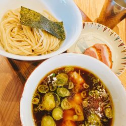 新小麦の燻製鴨ロース醤油ワンタンつけ麺