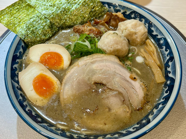 「特製純煮干中華そば」@麺屋 音 南越谷店の写真