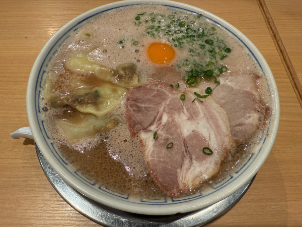 「月見ワンタンメン(カタメ)+替玉(カタメ+ヤワメ)」@三代目 博多 だるま アクアシティお台場店の写真