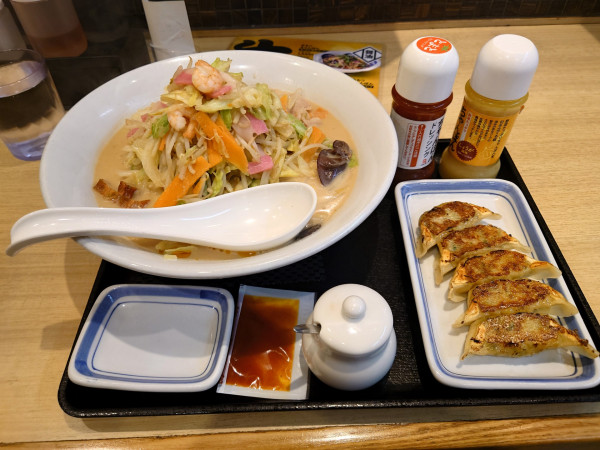 「野菜タップリちゃんぽん麺2倍  餃子」@長崎ちゃんぽん リンガーハット 大森店の写真