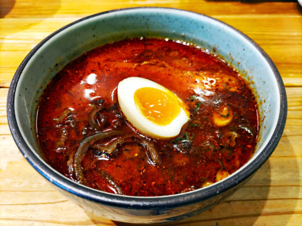 「うま辛ラーメン 900円」@めんくいや 博多駅東店の写真