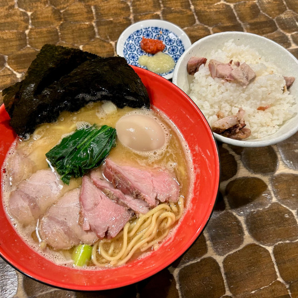 「特級濃厚豚骨醤油ラーメン おかわり無料ライス付き」@特級鶏蕎麦 龍介の写真