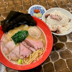 特級濃厚豚骨醤油ラーメン おかわり無料ライス付き