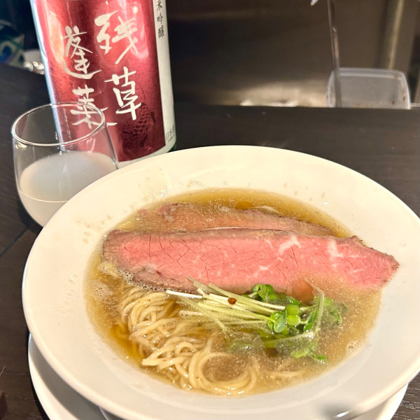 「煮干蕎麦 北海道短角牛サーロイン乗せ＋残草蓬莱Queen」@広尾九尺の写真