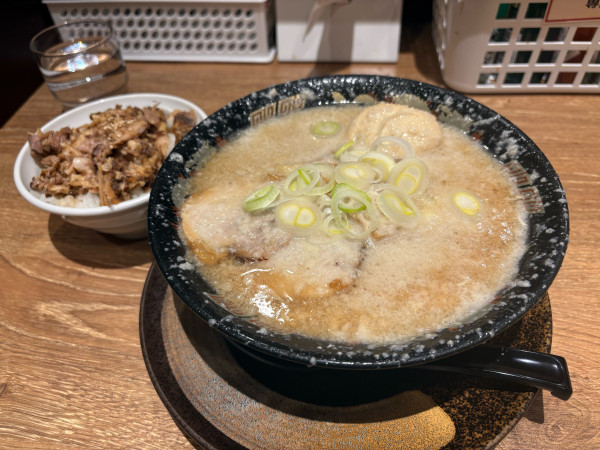 「特製らーめん + ミニチャーシュー丼」@らーめん 平太周 吉祥寺店の写真