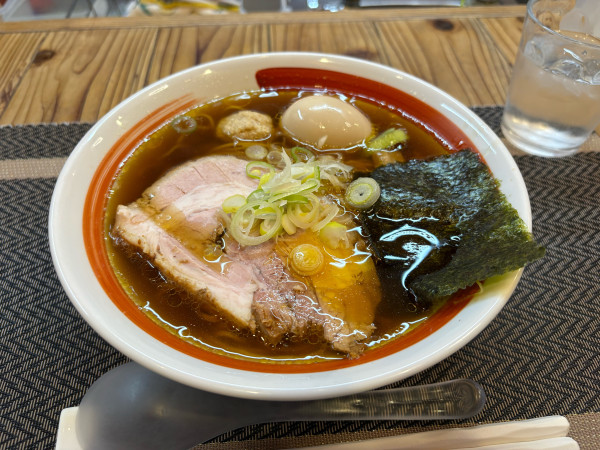 「こく旨醤油らぁ麺 + 味玉付きMOMONOYA SET(ミニカレ」@らぁ麺 桃の屋の写真