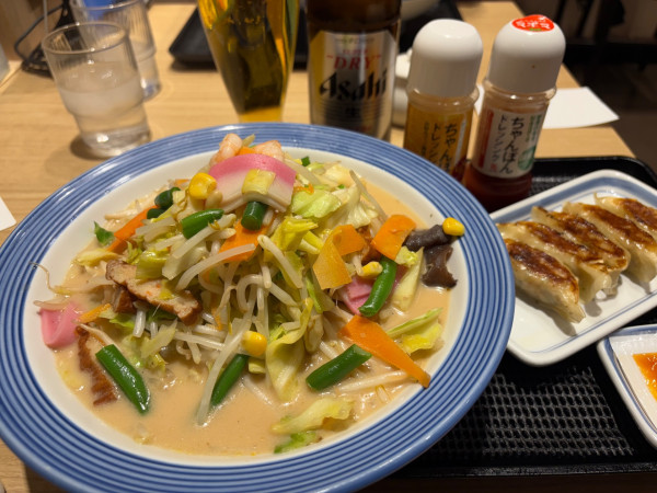 「野菜たっぷりちゃんぽん990円+ぎょうざ(5個)300円」@リンガーハット 埼玉新座店の写真