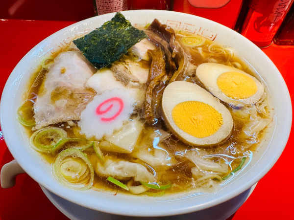 「醤油ワンタンチャーシュー麺【1250円】」@マルフル食堂 市役所通り店の写真