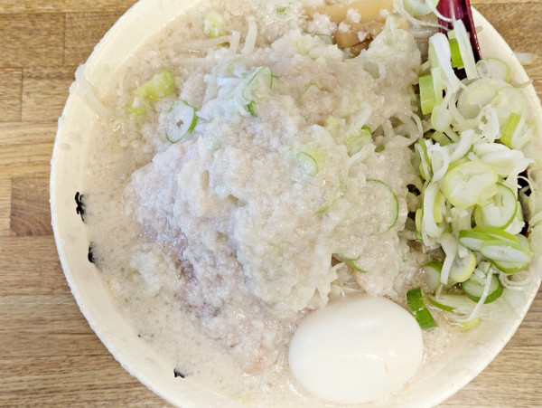 「ラーメン＋味玉（ギタ、薬味ネギ多め）」@らーめん弁慶 門前仲町店の写真