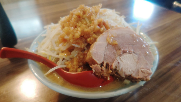 「小らーめん２００ｇ  ８３０円（全マシ）」@ラーメン豚好 野上町店の写真
