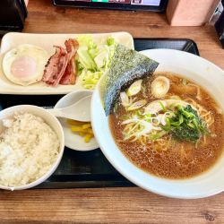 ベーコンエッグ醤油らーめん朝食(550-30¥)