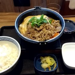 とんこつ醬油牛鍋膳（８９９円）