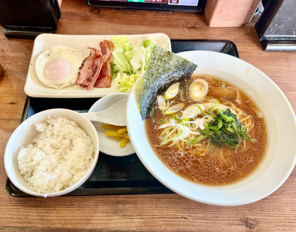 「ベーコンエッグ醤油らーめん朝食(550-30¥)」@北海道らぁめん伝丸 6号ひたちなか田彦店の写真