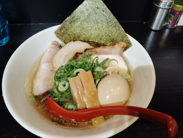 「煮干しの中華そば　塩　全部乗せ　　1200円」@らぁ麺すみれ堂の写真