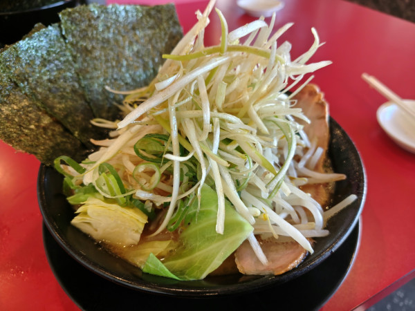 「ネギラーメン 1150円 野菜TP150円」@家系ラーメン たつ家の写真