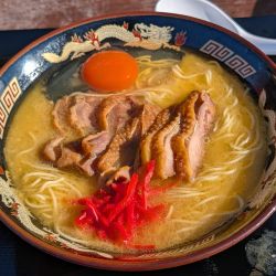 鶏白湯らぁ～めん（800円）、親鶏チャーシュー（200円）