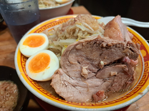 「らーめん 300g肉増し野菜少しマシ にんにく アブラマシ」@えどもんどの写真