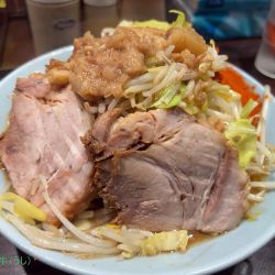 味噌ラーメン中(1080円)麺がモチ　ハーフ＆ハーフ　一辛