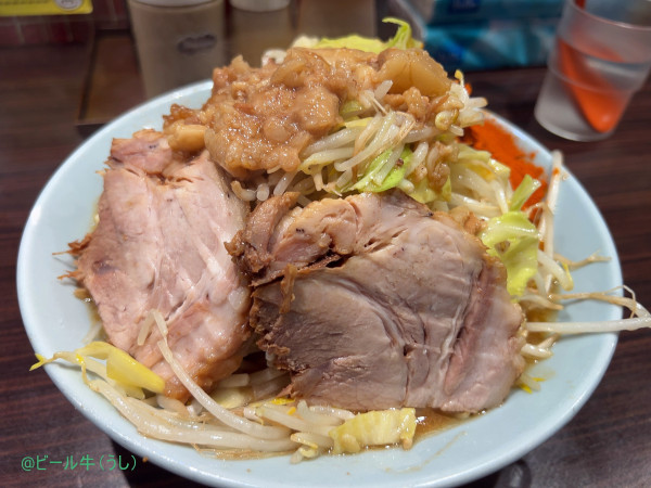 「味噌ラーメン中(1080円)麺がモチ　ハーフ＆ハーフ　一辛」@立川マシマシ 8号店の写真