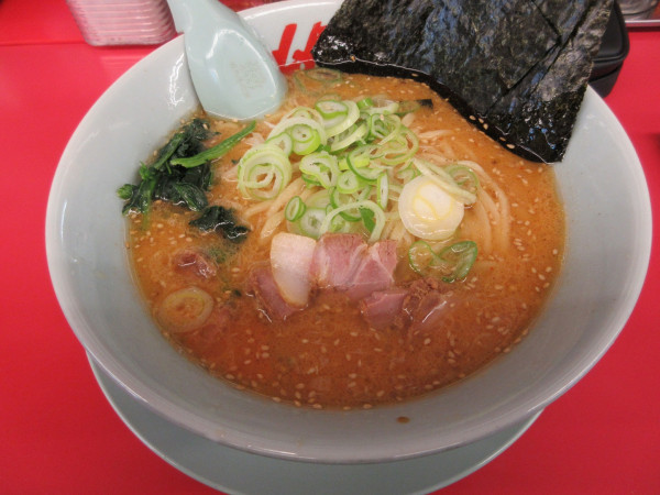 「特製味噌ラーメン（８４０円）＋クーポンコロチャー」@ラーメン山岡家 阿見店の写真
