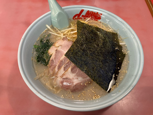 「塩ネギチャーシュー麺中盛り　1280円(1130円＋150円)」@ラーメン山岡家 つくば中央店の写真