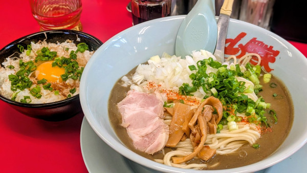 「鬼煮干しラーメン＋玉子かけご飯（930円＋350円）」@ラーメン山岡家 上越店の写真