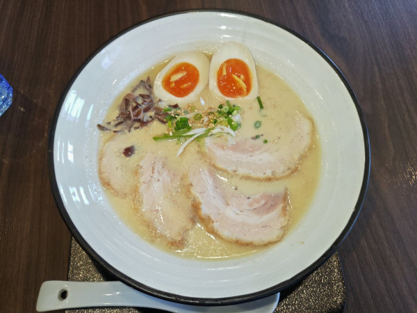 「白いち+チャーシュー+味玉」@麺屋 いちの写真